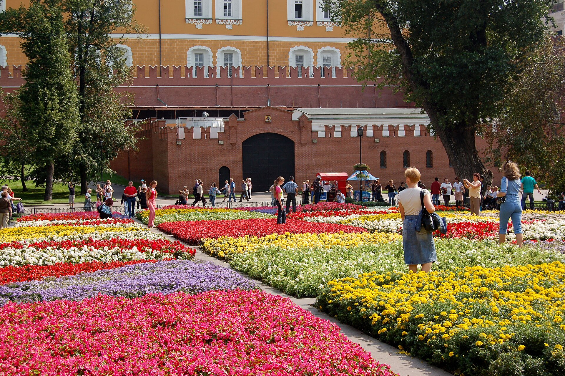 Flower beds in Alexandrovsky Garden, Moscow, 2006 (02)