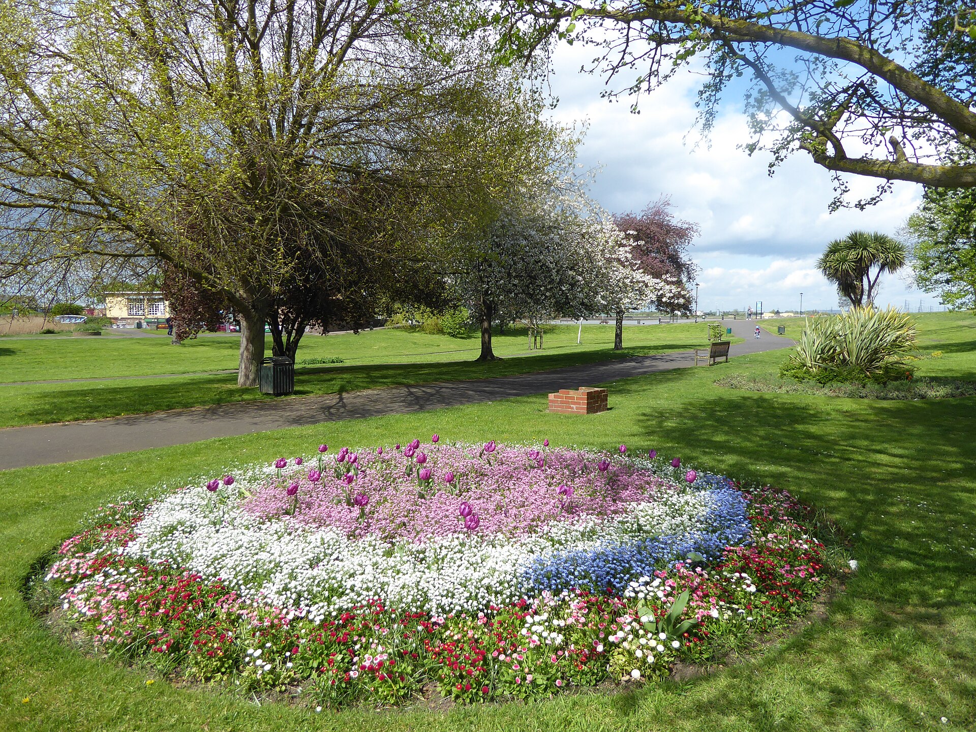 Flower bed in Gordon Gardens at Riverside Leisure Area   geograph.org.uk   5777475
