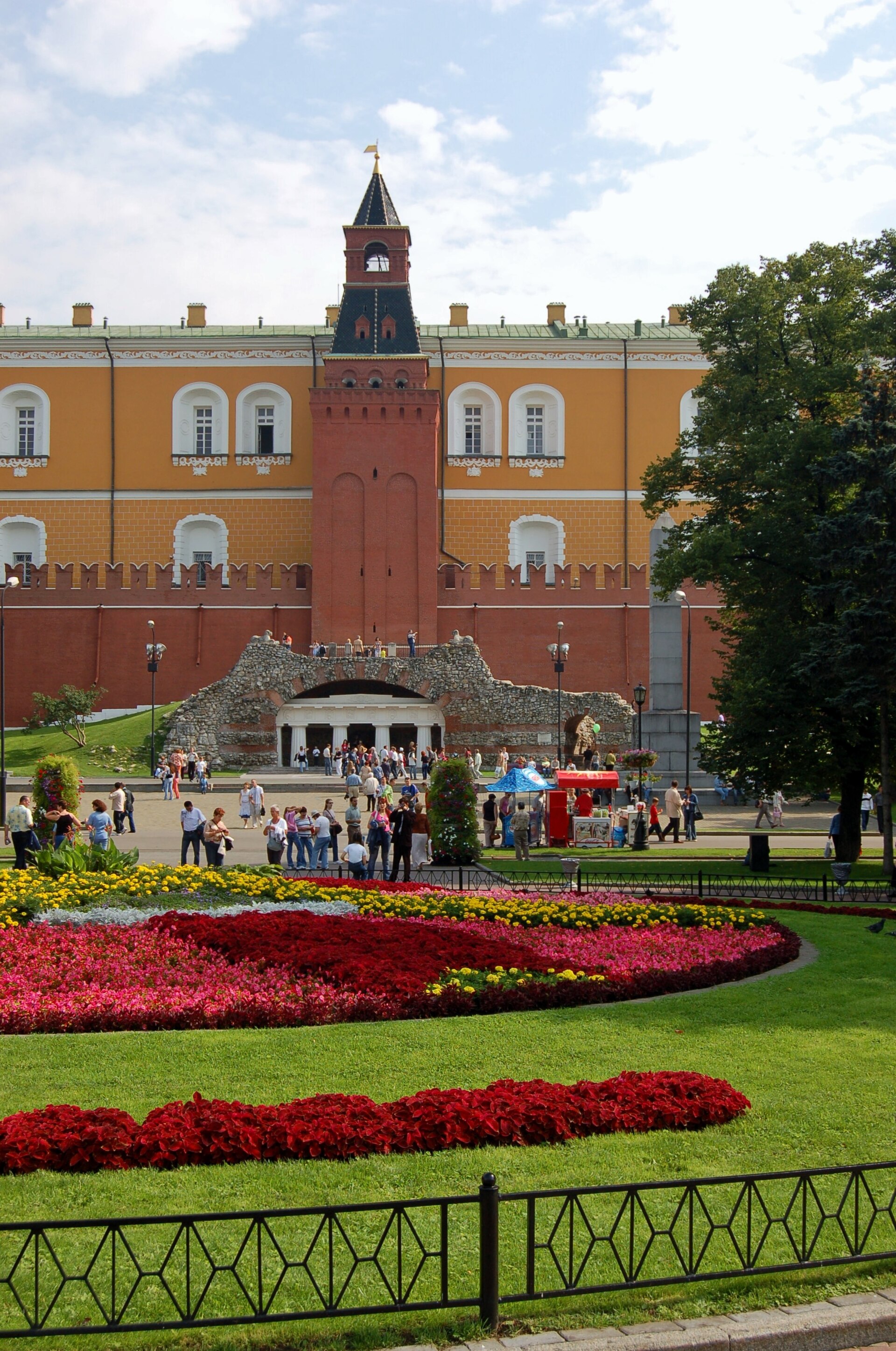 Flower beds in Alexandrovsky Garden, Moscow, 2006 (01)