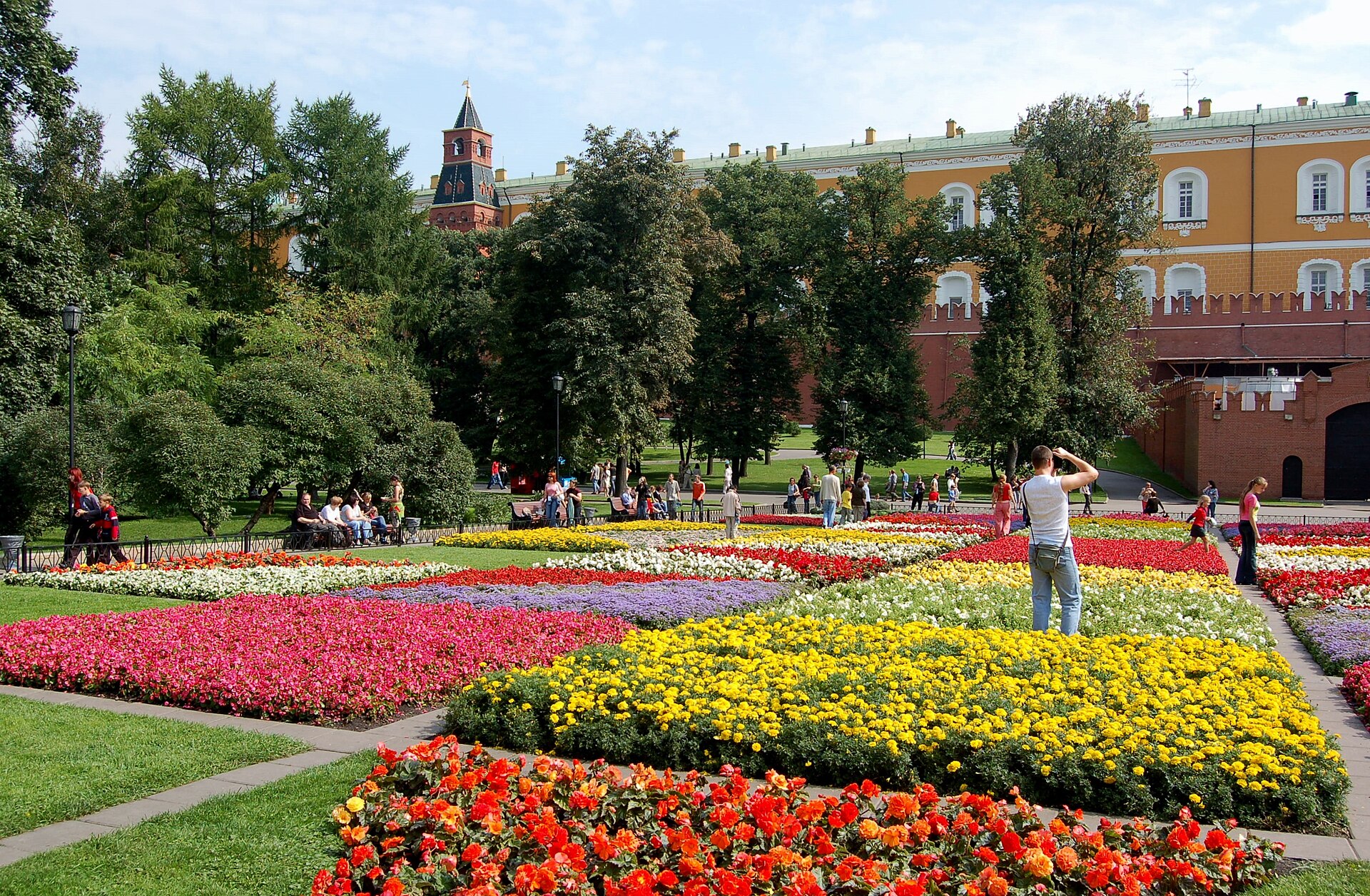 Flower beds in Alexandrovsky Garden, Moscow, 2006 (03)