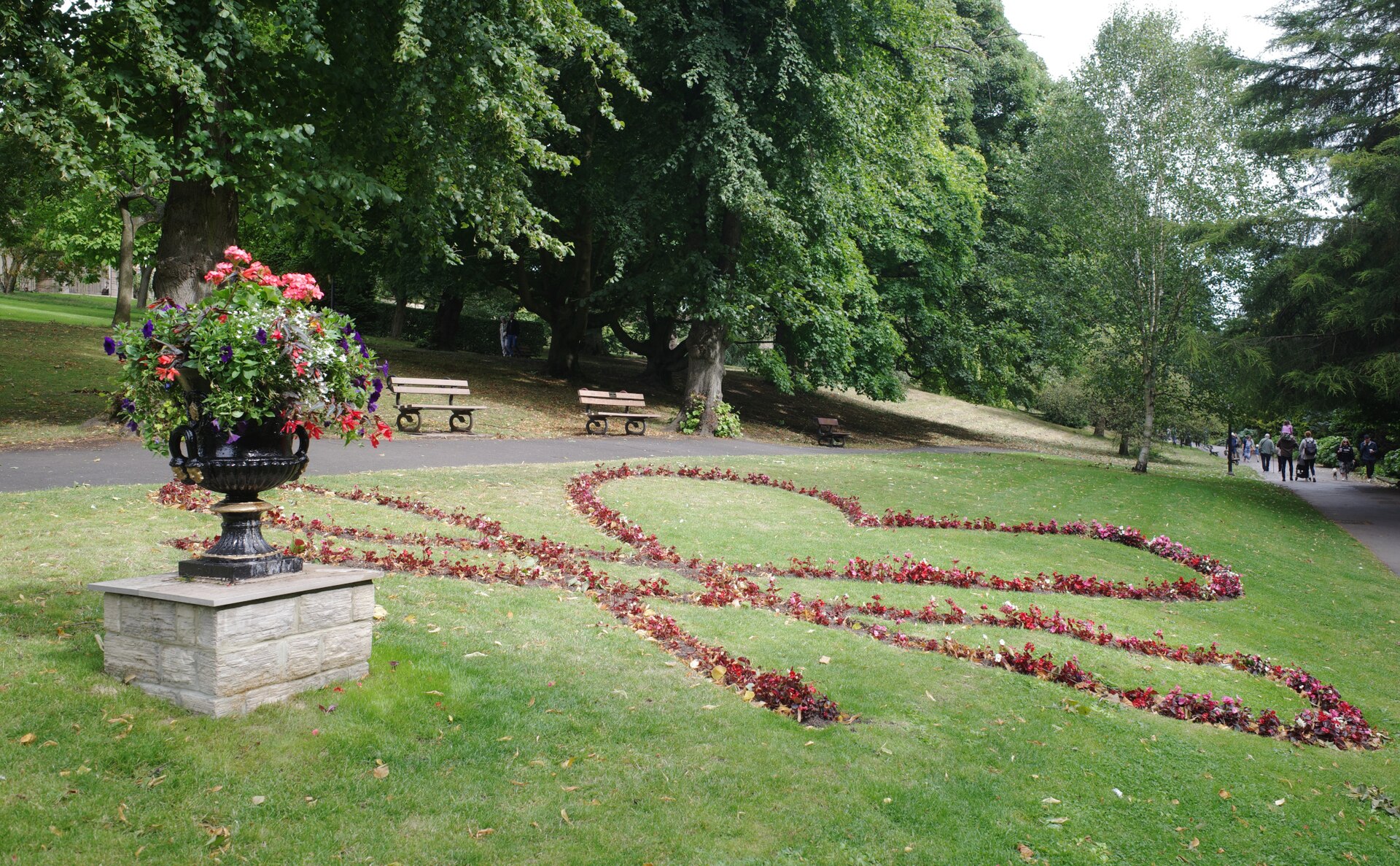 Flower bed, The Valley Gardens, Harrogate   geograph.org.uk   7861088
